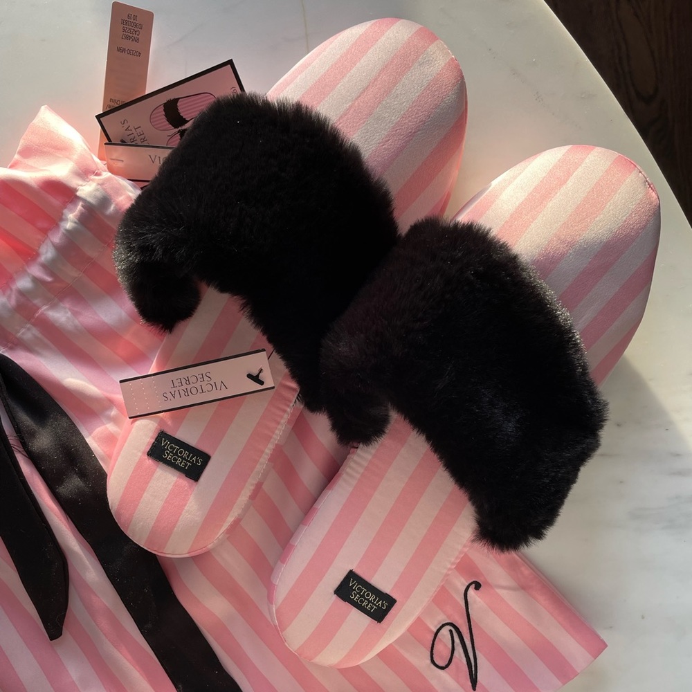 BNWT Victoria’s Secret Slippers (size 5-6)
